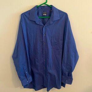 Van Heusen flex regular fit stretch long sleeve dress shirt.